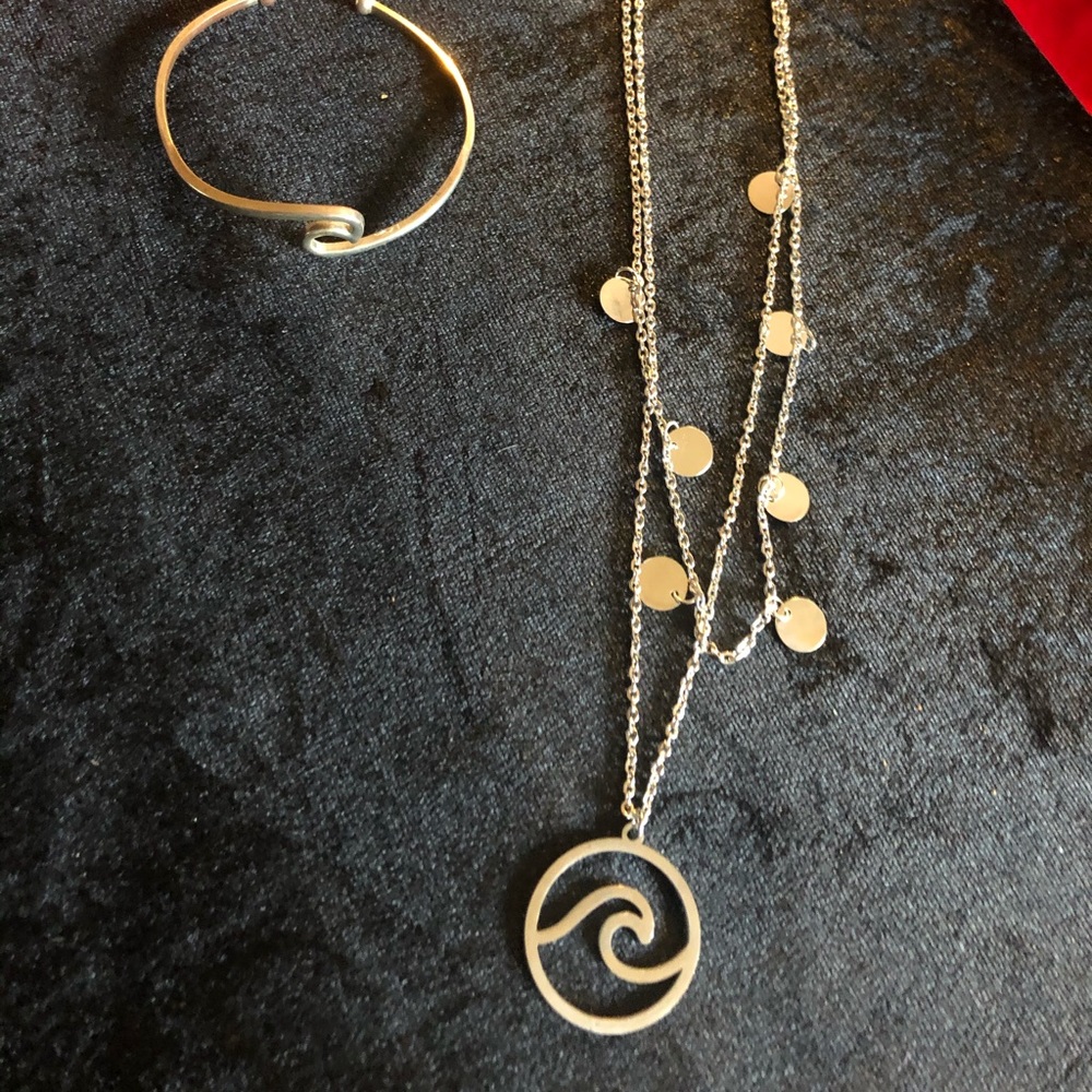 Necklace and bracelet set